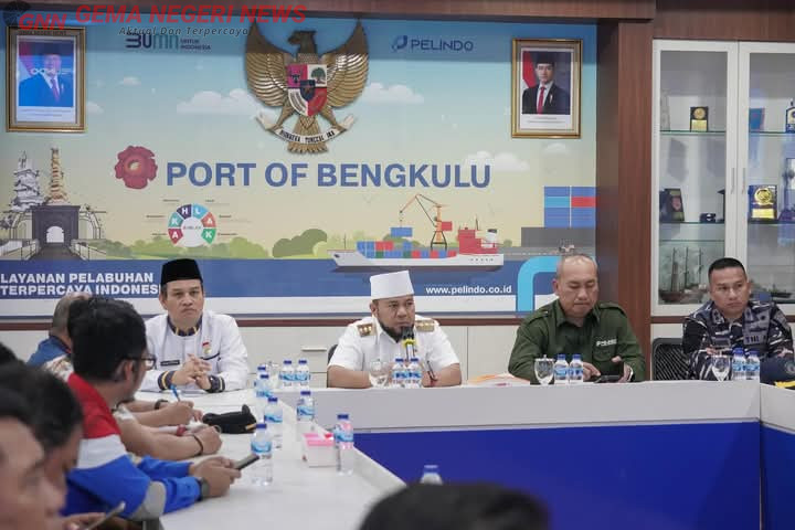 Foto: Gubernur Bengkulu, Helmi Hasan (pakai peci warna putih) dalam rapat pertemuan bersama manajemen Pelindo dan para pemangku kepentingan terkait di ruang rapat PT Pelindo II Bengkulu, Rabu (9/4/2025). Dok. GemaNegeri.com (istimewa)