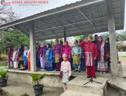 SMAN 1 Sentajo Raya Gelar Upacara Hardiknas dengan Mengenakan Pakaian Adat