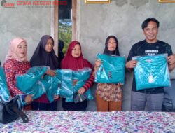 Pemdes Pasar Jumat Menyerahkan Alat Kesehatan Kepada Kader Posyandu Tibang