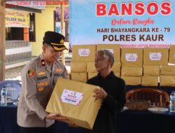 Jelang Hari Bhayangkara ke-79, Polres Kaur Salurkan Bantuan Sosial