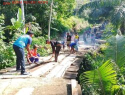 Warga Dusun Srimulya Gotong Royong Perbaiki Jembatan Rusak
