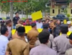 Wartawan Tebo Jambi Gelar Aksi Demo di Kantor Bupati Tebo, Tuntut Plt Sekda Sindi, SH Dicopot