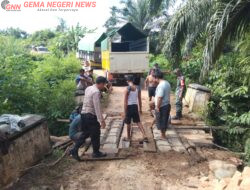 Warga Sinar Mulya Rehap Jembatan Secara Swadaya, Harap Pemerintah Turun Tangan