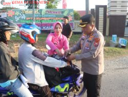 Polres Kaur Bagikan Bendera Merah Putih, Warga Antusias Sambut Semangat Nasionalisme