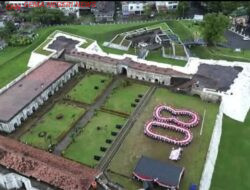 Formasi Angka 80 Meriahkan Kirab Bendera di Tanah Kelahiran Fatmawati