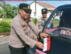 Polsek Nasal Bagikan Bendera Merah Putih kepada Pengendara Jelang HUT RI ke-80