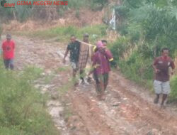 Warga Pendarahan di Kaur Dibawa ke RSUD dengan Tandu Kain