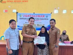 Desa Air Emas Salurkan BLT-DD, Camat Singingi Turun Langsung Dampingi