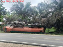 Truk CPO Terbalik Usai Tabrakan di Jalan Lintas Lipat Kain–Teluk Kuantan, Mobil Innova Hancur