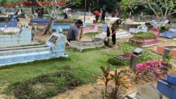 Dengan Semangat Gotong Royong, Warga Desa Air Emas Bersihkan Area Makam