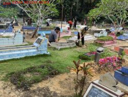 Dengan Semangat Gotong Royong, Warga Desa Air Emas Bersihkan Area Makam
