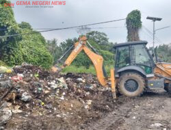 DLH Kuansing dan Pemdes Koto Taluk Bersinergi Bersihkan Tumpukan Sampah Liar
