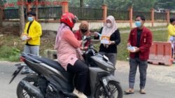 Respon Cepat Karhutla, PC IMM Kuansing dan BEM UNIKS Bagikan Masker untuk Warga Teluk Kuantan