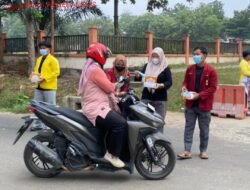 Respon Cepat Karhutla, PC IMM Kuansing dan BEM UNIKS Bagikan Masker untuk Warga Teluk Kuantan