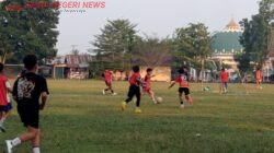 Bola Botak, Lapangan Sederhana, dan Mimpi Besar Anak-Anak Air Emas
