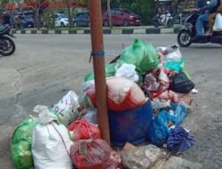 Sampah Menggunung di Jantung Kota Teluk Kuantan, Iuran Jalan Terus, Pelayanan Dipertanyakan