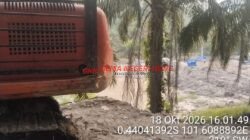Excavator Hitachi Kupas Lahan di Belakang PT SBL, Dugaan PETI di Kuansing Menanti Ketegasan Aparat